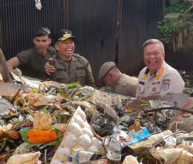 Usai Ditegur Gubernur, Wali Kota Depok Supian Suri 'Nyemplung' ke Kali Bersihkan Sampah