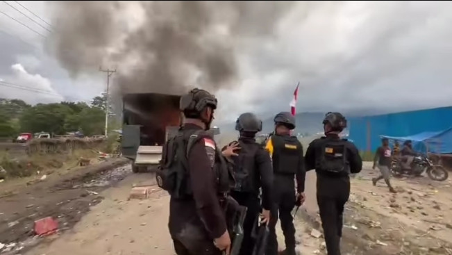 Syukuran Bupati Jayawijaya Wamena Diwarnai Bentrok, 6 Orang Terluka Satu Truk Polisi Dibakar