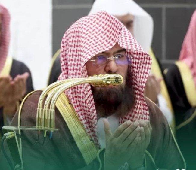 Tangis Jamaah Tak Terbendung Saat Imam Masjidil Haram Doakan Rakyat Palestina : Mereka Dizalimi Maka Tolonglah Mereka!