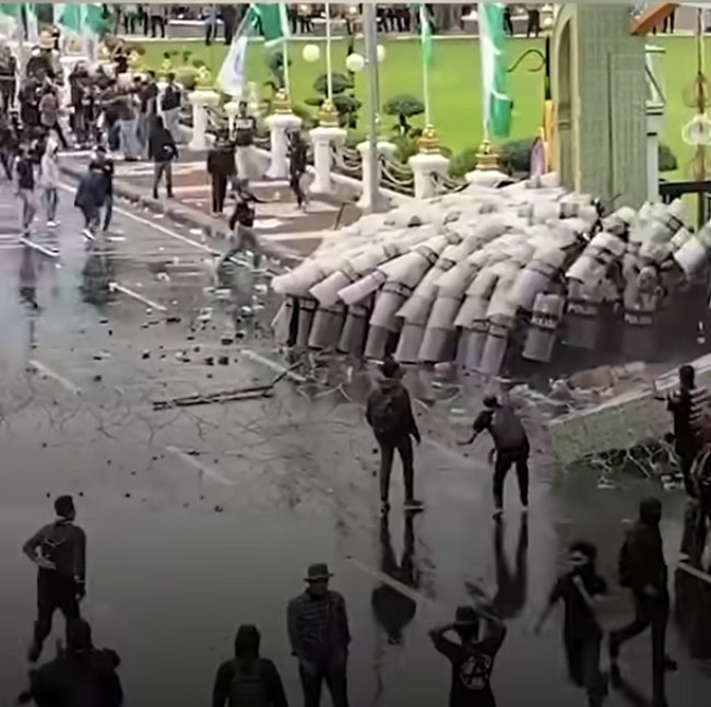 Demo Tolak UU TNI di Malang Berakhir Ricuh, Puluhan Massa Dikabarkan Terluka