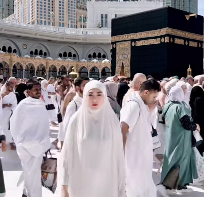 Berikut Deretan Artis Mualaf Rayakan Momen Lebaran Perdananya di 2025