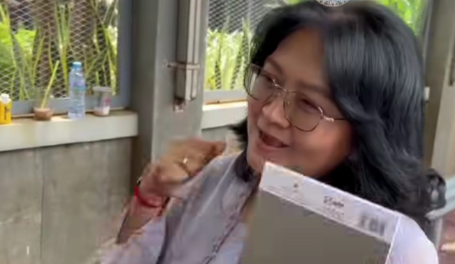 Momen Haru, Maria Stefani Ekowati Jenguk Hasto di Rutan KPK : Semangat Sehat Selalu!