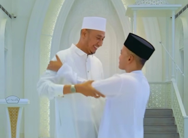 Usai Umumkan Muallaf, Ruben Onsu Langsung Unggah Momen Belajar Salat, Ayu Ting-Ting : Istiqomah Ya!