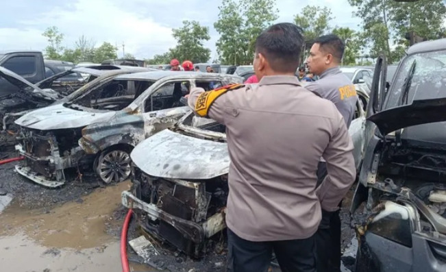 Parkiran PT JBA Membara, 18 Mobil Lelang Hangus Terbakar : 9 Mobil Rusak Berat