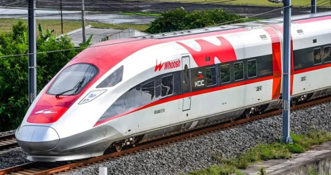 Kereta Cepat Whoosh Raih Rekor Tertinggi : Tembus 23.500 Penumpang saat Arus Balik Lebaran