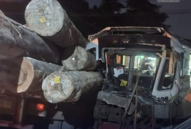 KA Commuter Line Jenggala Tabrak Truk Kayu, Asisten Masinis Tewas di Tempat