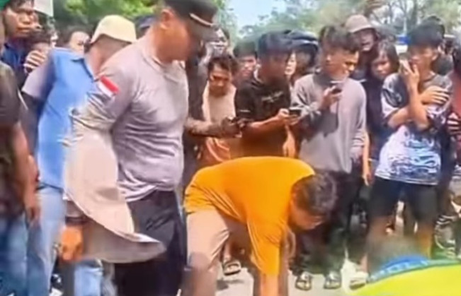 Viral! Aksi Kapolsek Tuntungan Lepas Baju Dinas Demi Tutupi Jenazah Mahasiswi Korban Kecelakaan