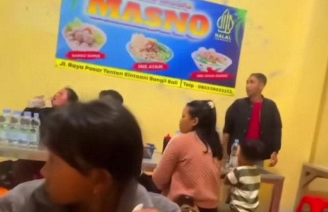 Viral! Pedagang Bakso Masno Kintamani Lempar Mie ke Pembeli, Netizen Serukan Boikot