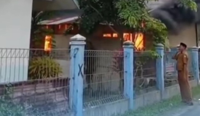 Viral! Pria Berseragam ASN Kumandangkan Azan Saat Kebakaran di Pidie Jaya Tuai Sorotan