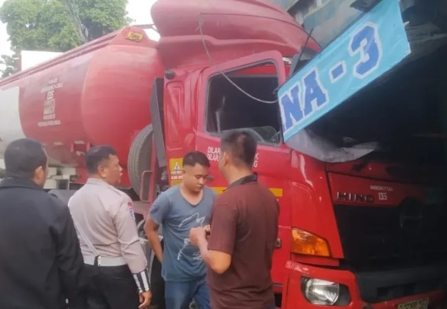 Bruk! Truk Tangki BBM Tabrak 3 Ruko di Cakung