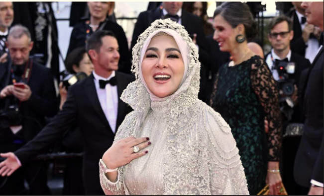 Karya Danny Satriadi Jadi Sorotan Dunia, Gaun Syahrini Tampilkan Identitas Bangsa