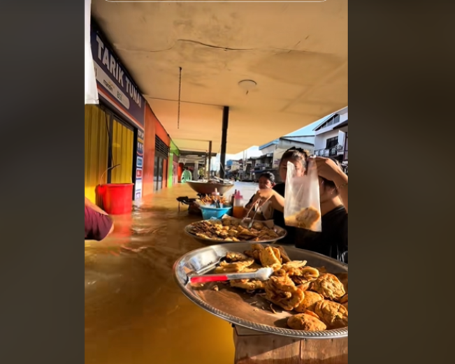Viral! Tukang Gorengan Tetap Jualan Meski Banjir Menerjang
