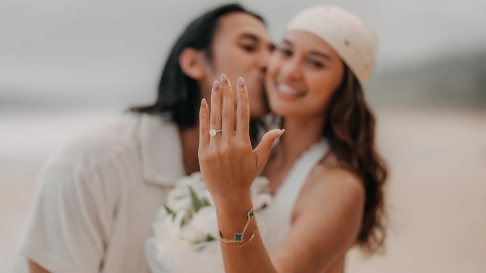 Romantis di Sumba! Pembalap Sean Gelael Lamar Hana Malasan dengan Cara Tak Terduga