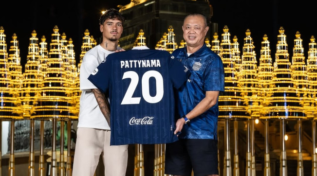 Shayne Pattynama bersama Chairman Buriram United, Newin Chidchob. [Instagram @buriramunitedofficial]