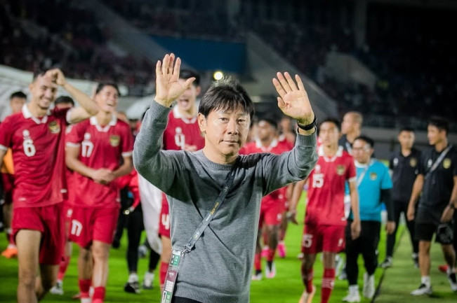 Arti Pemberian Batik Menpora Kepada Coach Shin Sebelum Balik ke Korea, Cerminkan Kebanggaan!