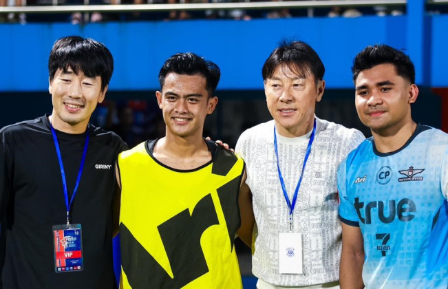 Potret Shin Tae-yong Nonton Langsung Penampilan Asnawi dan Pratama Arhan di Liga Thailand