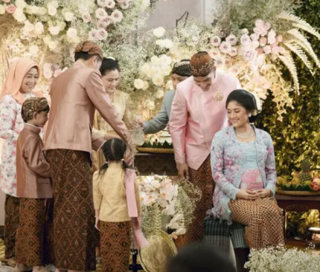 Jokowi Pasang Ekspresi Seperti Ini, Anak Bobby Nasution Tetap Asyik Obok-obok Air Siraman Erina