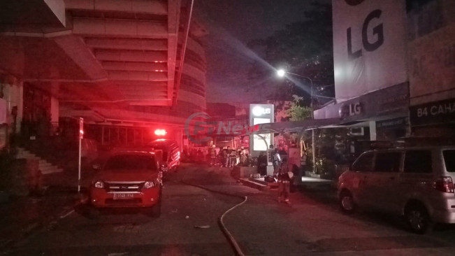 Tak Kenal Lelah, Petugas Wara-wiri Cari Korban Kebakaran Glodok Plaza yang Belum Ditemukan