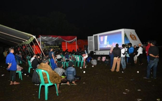 TNI AL Hadirkan Truk Berisi Layar untuk Nonton Bareng Pengungsi Gempa Cianjur