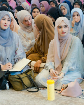 Inara Rusli ikuti kegiatan mengaji (www.instagram.com/mommy_starla)
