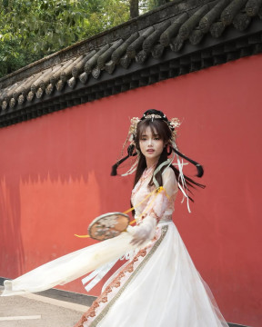 Fuji saat menggunakan Hanfu (instagram.com/fuji_an/)