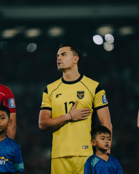 Emil tampil perdana di GBK (X)
