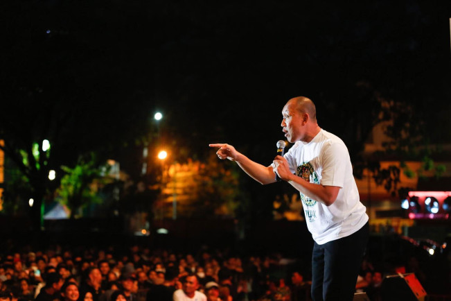 Ngeri! Disampar Ormas, Ibunda Oki Rengga Keluarkan Parang