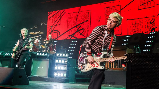 Konser Green Day di Jakarta, Billie Joe Armstrong Minta Penonton Turunkan HP, hingga Cium Bendera Indonesia