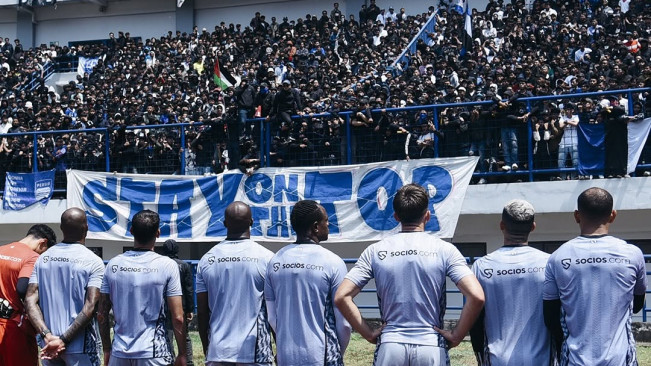 Jelang Laga Klasik Persija vs Persib, Ribuan Bobotoh Sambangi Stadion Patriot Candrabhaga