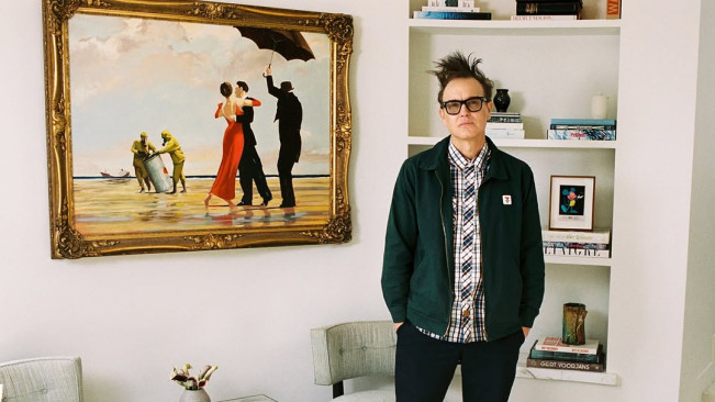 Bassist Blink-182 Mark Hoppus Lelang Lukisan yang Jadi Saksi Kehidupan Keluarganya