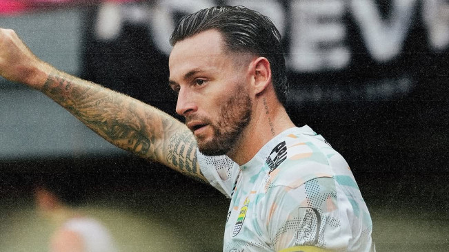 Persib Takluk dari Persebaya, Kapten Marc Klok: Bobotoh Tetap di Belakang Kami!