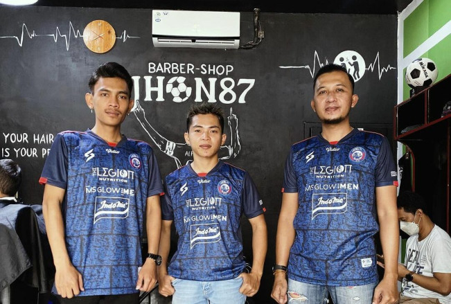 Unik, Bisnis Pesepak Bola Nasional : Warung Sate hingga "Barbershop"