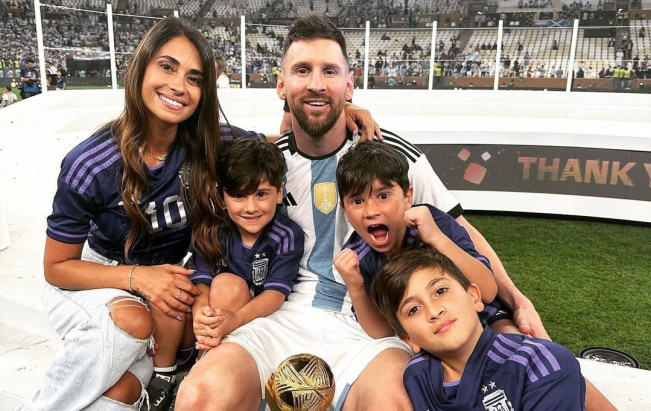Dikira Suaminya, Istri Messi Hampir Salah Cium