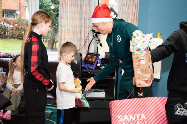 Cara Unik Pemain Sepak Bola Rayakan Natal, Ada yang Kumpulkan Baju Bekas