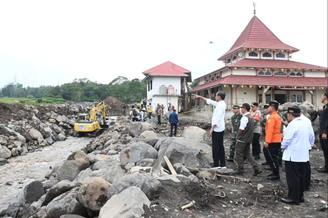 Jokowi Kunjungi Lokasi Pascabencana Sumbar dan Temui Pengungsi
