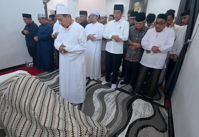 Jokowi Ikut Sholati Jenazah Istri Habib Luthfi