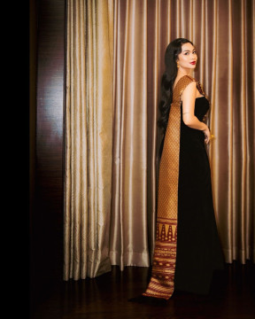 Pesona Ariel Tatum Kenakan Dress Belahan Ketat dengan Sentuhan Kain Ulos