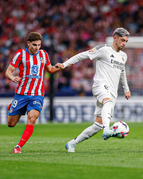 Pertandingan Atletico Madrid vs Real Madrid Sempat Tertunda Akibat Ulah Suporter, Mereka Lempar Ini ke Lapangan!