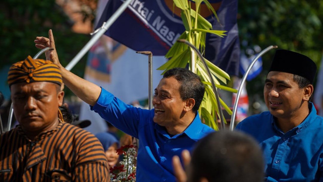 Ngakak, Gigi Palsu Cagub Jateng Ahmad Lutfi Nyaris Copot saat Debat!