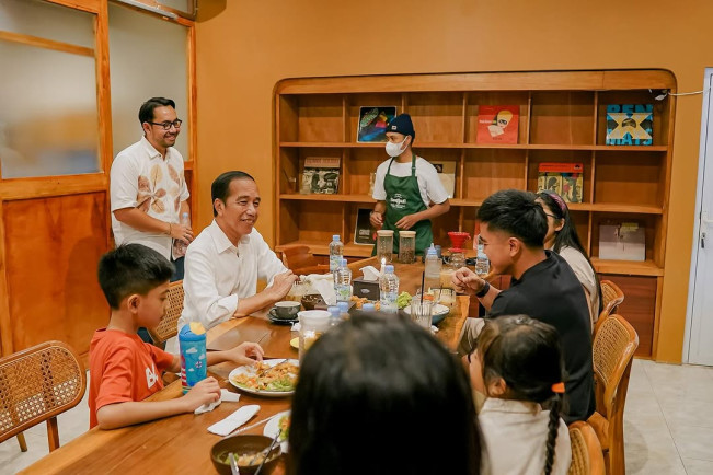 Detik-detik Kagetnya Kiky Saputri Kafenya Didatangi Jokowi Sekeluarga