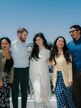 Stephanie Poetri dan Asher Novkov Bloom bersama saudara-saudarinya. (Instagram/@stephaniepoetri)