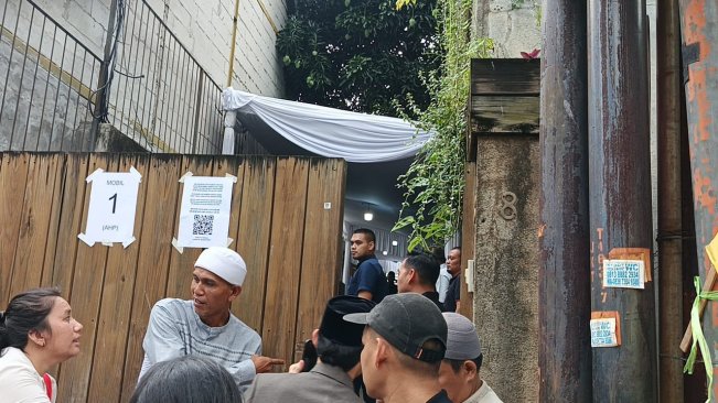 Suasana rumah duka suami Najwa Shihab di Jeruk Purut, Cilandak, Jakarta Selatan, Rabu (21/5/2025). [FTNews]