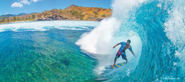 Keren, Sumbawa Barat Masukkan Program “Surfing Masuk Sekolah” Sebagai Ekstrakurikuler