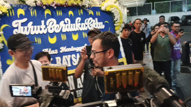 Terbang 20 Jam dari AS, Surya Sahetapy Akhirnya Bisa Melihat Jenazah Ray Sahetapy