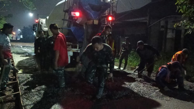 Satgas TMMD Kodim 0507/Bekasi Cor Jalan pada Malam Hari