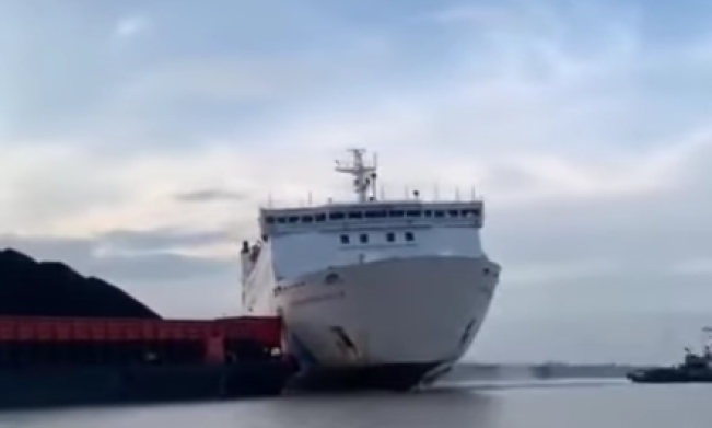 Detik-Detik Tabrakan Kapal KM Dharma Kartika II dan Tongkang Batu Bara di Sungai Barito