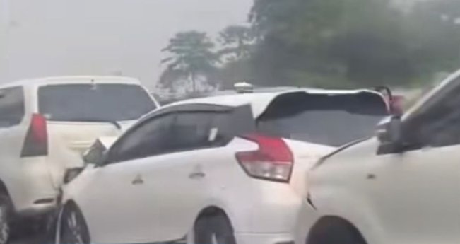 Tabrakan beruntun libatkan lima kendaraan di Tol Purbaleunyi, Rabu (21/5) pagi. [Instagram]