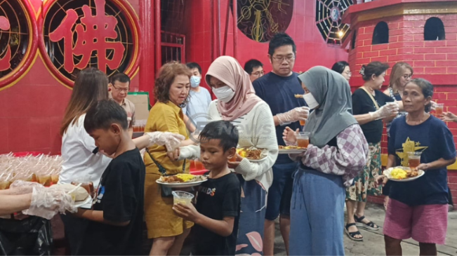 Momen Toleransi, Vihara Dharma Bakti Bagikan Ratusan Takjil Buka Puasa Ramadan 2025
