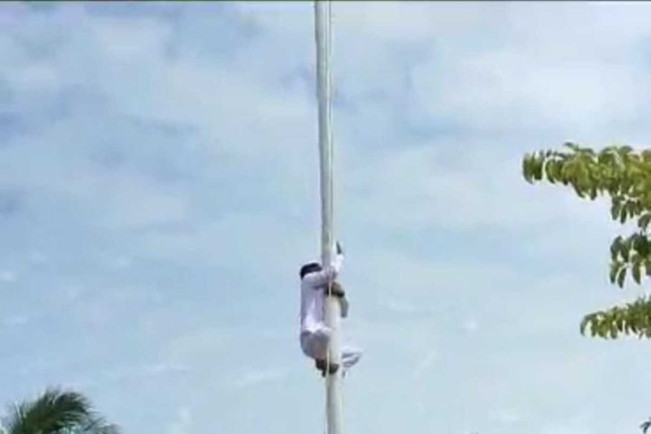 Heroik, Pelajar Gorontalo Utara Selamatkan Tali Bendera Putus
