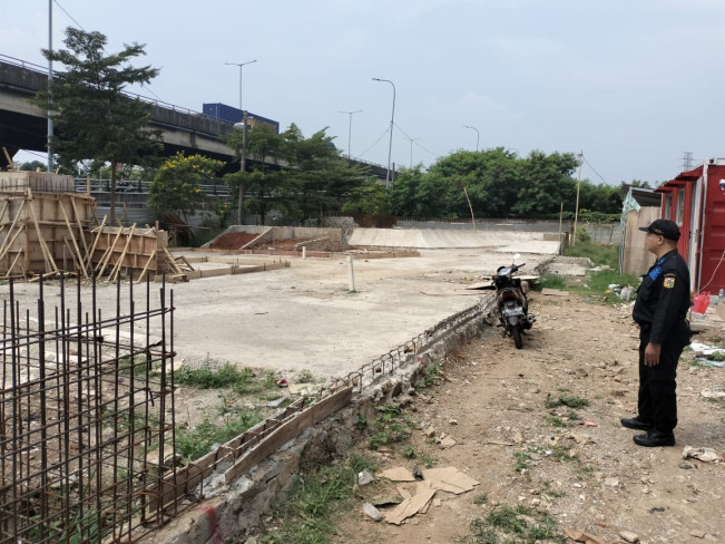Pengerjaan Taman di Depan Green Pramuka Senilai Rp4 Miliar Mangkrak